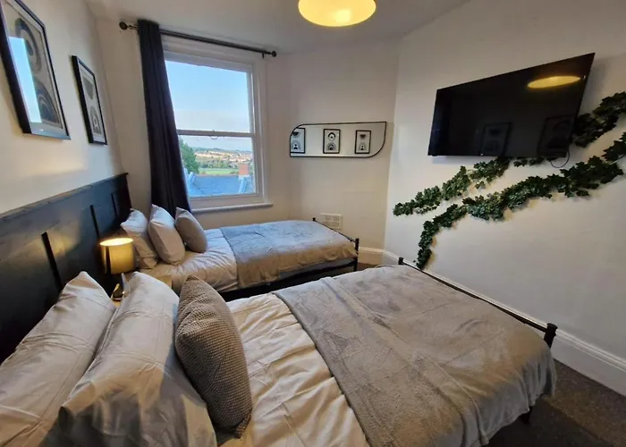 The Ivy Rooms - With Cinema Room