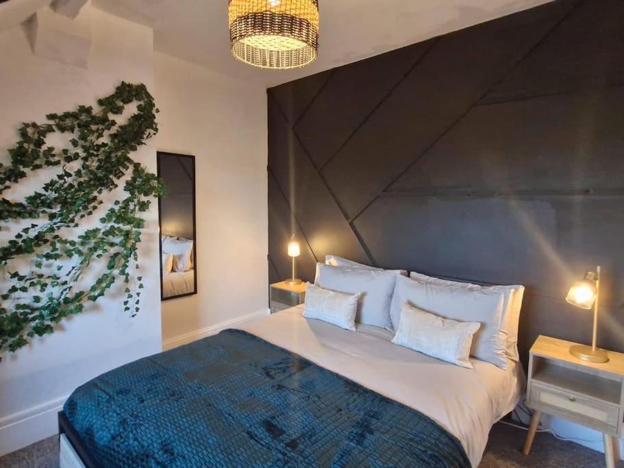 The Ivy - With Cinema Apartment *